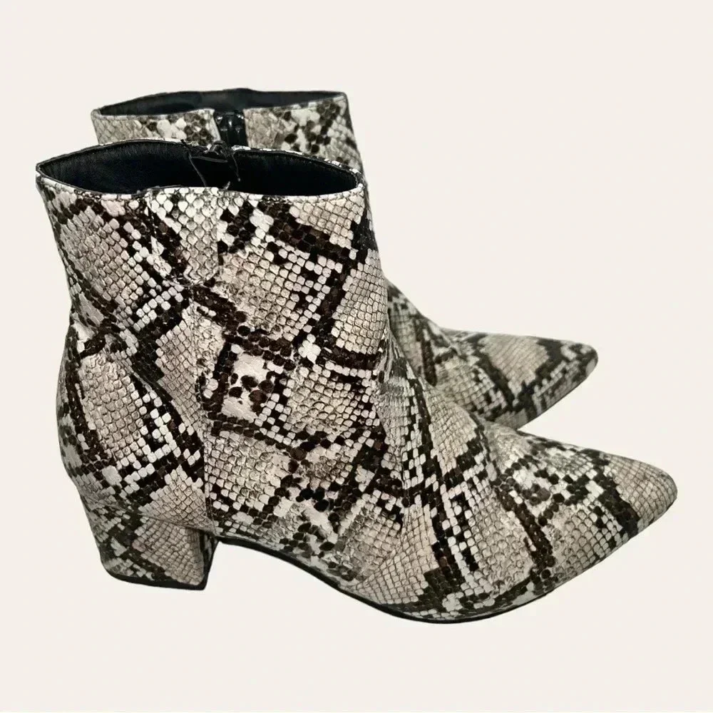 4487. QUPID ANKLE BOOTIES FAUX SNAKE SKIN‎ SIZE 7.5